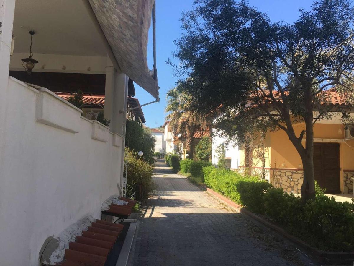 Beach Front Apartment In Pefkochori Bagian luar foto