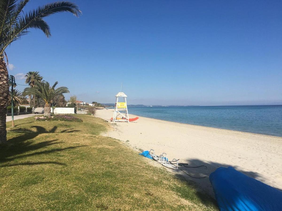 Beach Front Apartment In Pefkochori Bagian luar foto